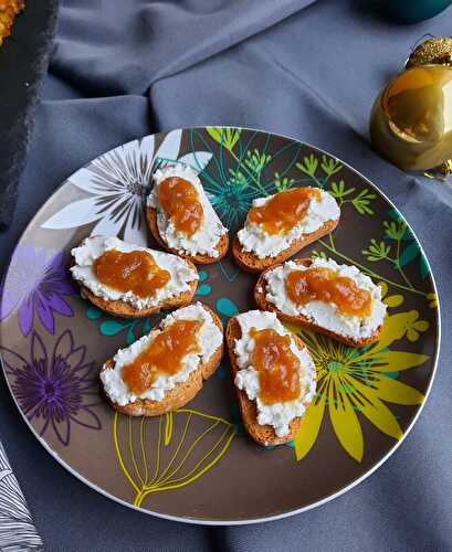 TOASTS AU CHEVRE ET AU CONFIT D'OIGNON