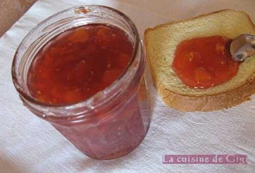 Confiture de pêches aux bananes et aux framboises