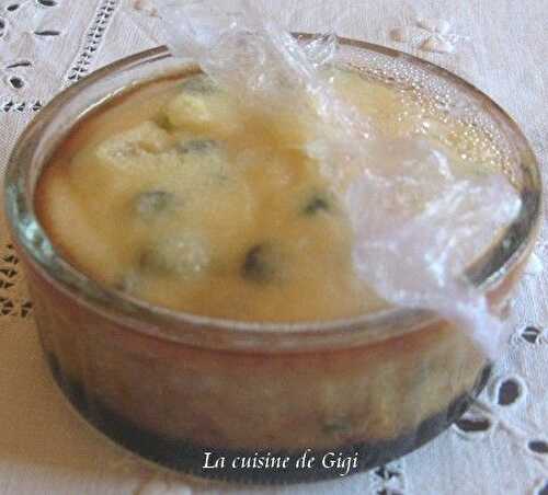 Gâteau de semoule au caramel, raisins et pistaches au cuit-vapeur