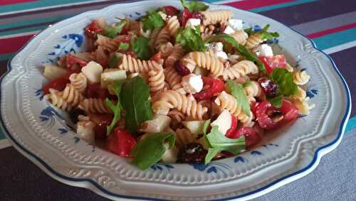 Salade fraîcheur de fusilli (pois chiches et maïs)aux saveurs grecques