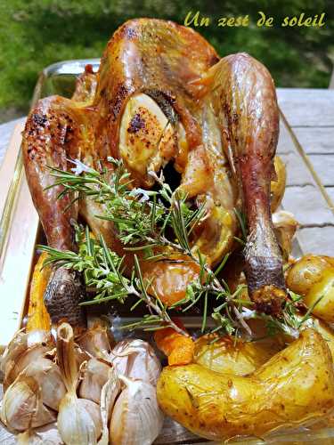 Pintade rôtie à la sauge et petites pommes de terre