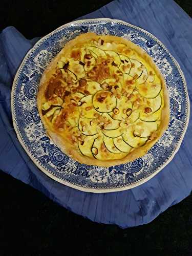 Quiche aux courgettes, fromage de chèvre et pignons de pin