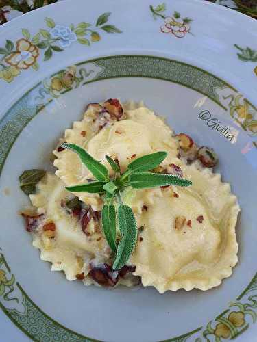 Raviolis aux artichauts, feuilles de sauge et parmesan