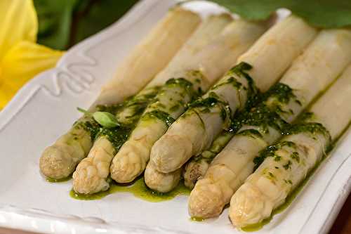 Asperges blanches et vinaigrette à l'ail des ours