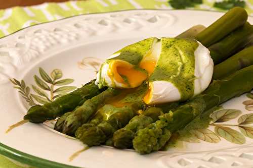 Asperges vertes, oeuf poché et crème coco-coriandre