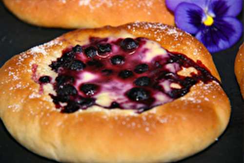 Blueberry buns (brioches aux myrtilles)