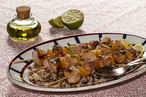 Brochettes de poulet au miel, citron, soja et riz sauvage