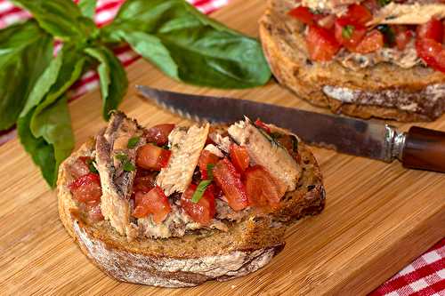 Bruschetta à la sardine, tomates et basilic