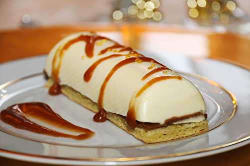 Bûchette de Noël vanille coeur coulant caramel beurre salé et croustillant à la pralinoise.