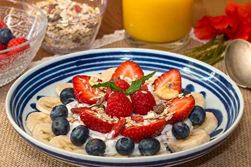 Buddha bowl au fromage blanc de brebis au muesli et petits fruits