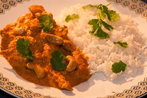 Butter chicken, poulet au beurre et pain naan