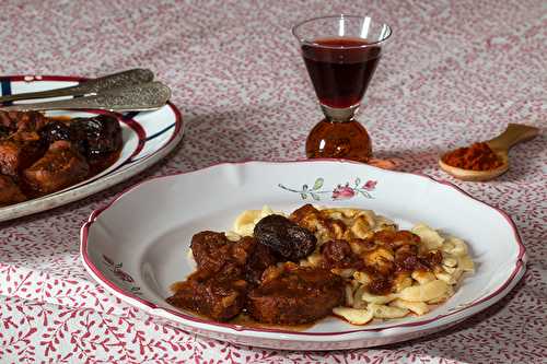 Compotée de filet mignon aux pruneaux et paprika