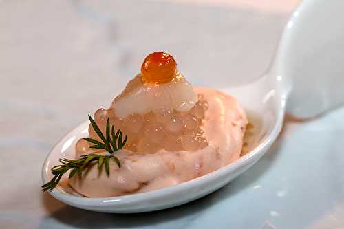 Cuillères aux perles du Japon, gélifié de Yuzu, mousse de corail de noix de St-Jacques