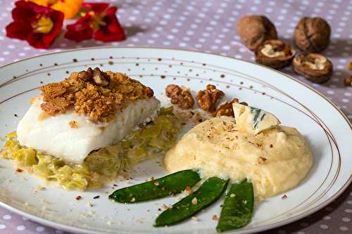 Dos de cabillaud en crumble de noix, fondue de poireaux au bleu de Vercors-Sassenage, polenta crémeuse