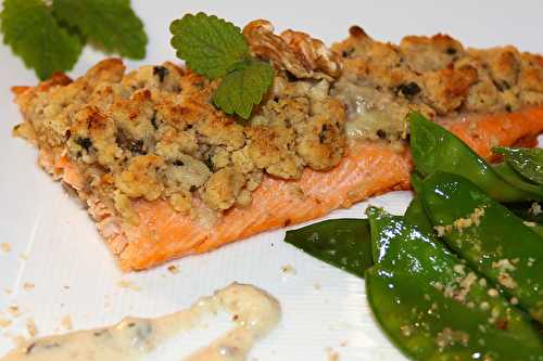 Filets de truite, crumble de noix au Bleu de Sassenage et pois gourmands