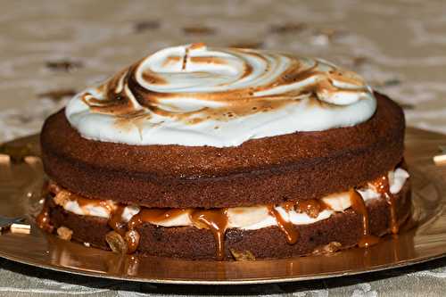 Gâteau aux épices, bananes, meringue et caramel