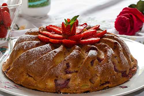 Gâteau aux fraises, rhubarbe et miel