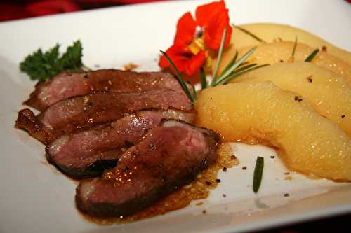 Magret de canard aux coings et vapeur de romarin