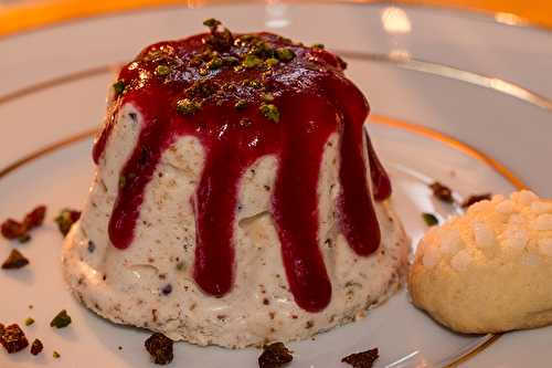 Nougat glacé au coulis de canneberges