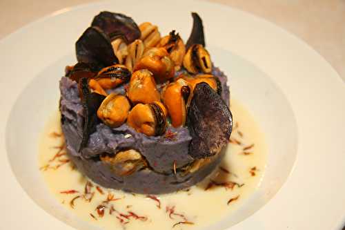 Parmentier de vitelotte et moules, sauce safranée