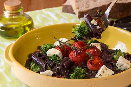 Penne de riz noir aux brocolis et feta