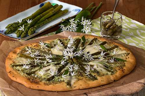 Pizza, asperges vertes, ricotta et ail des ours