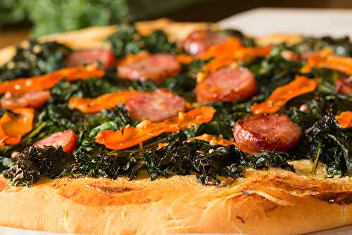 Pizza au chou Kale, carotte et saucisse fumée