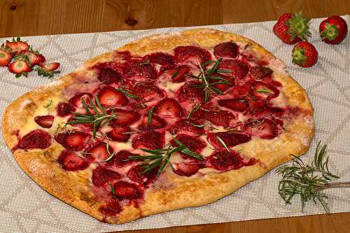 Pizza aux fraises, mascarpone et romarin