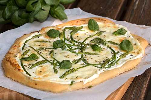 Pizza blanche aux ornithogales