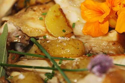 Poulet fermier rôti à la sauge et pommes de Terre rissolées aux aromates du jardin