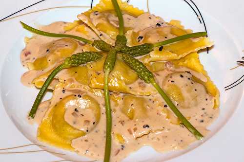 Raviolis aux truffes aux ornithogales, sauce crémeuse au Macvin du Jura