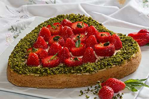 Sablé breton en coeur aux fraises, crème caramel au beurre salé