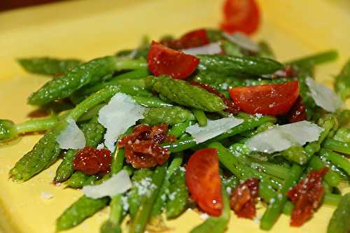 Salade d'asperges ornithogales aux tomates séchées et parmesan