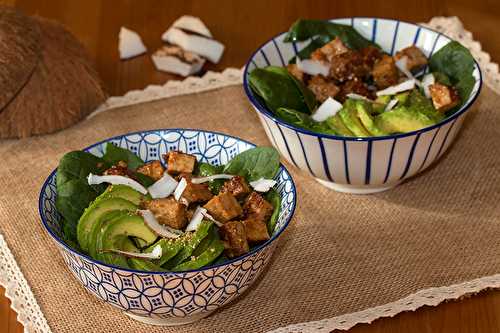 Salade d’épinards baby et avocat aux lardons de tofu fumé