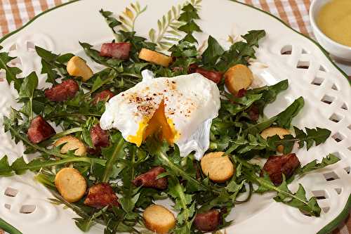 Salade de pissenlits comme une Lyonnaise à la saucisse de Morteau et son œuf poché.