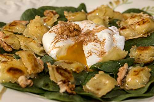 Salade de pousses d'épinards aux ravioles et son oeuf poché