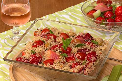 Salade de quinoa, fraises et rhubarbe rôtie