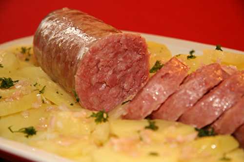 Saucisson chaud, pommes de terre à l'huile