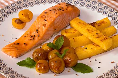 Saumon aux mirabelles confites au sirop d’érable, frites de polenta.