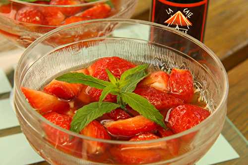Soupe de fraises au vin rosé et crème de vinaigre balsamique à la vanille de Papouasie