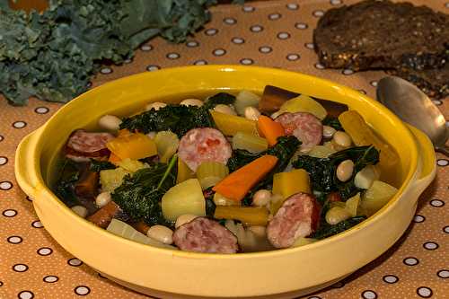 Soupe paysanne, saucisse de Montbéliard, au chou Kale