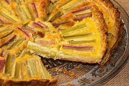 Tarte amandine à la rhubarbe