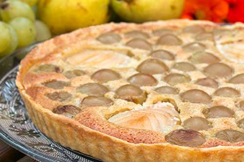 Tarte amandine aux poires et aux raisins blancs