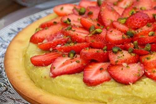 Tarte façon financier aux fraises et à la crème de pistache