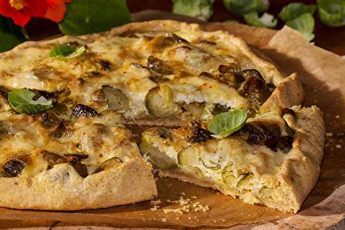 Tarte rustique aux choux de Bruxelles, Shiitaké et Scarmoza fumée