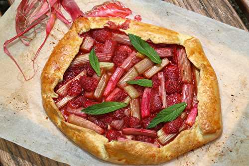 Tarte rustique fraises rhubarbe