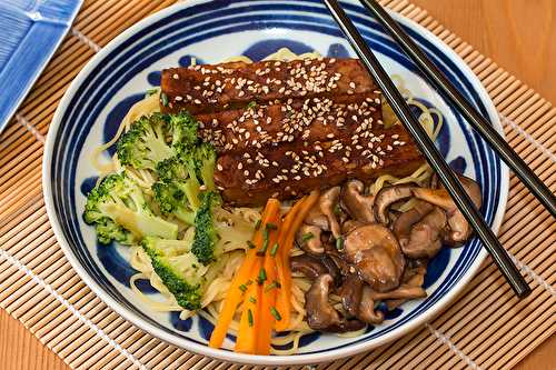 Tempeh caramélisé à la sauce Teriyaki, brocolis et shiitakés