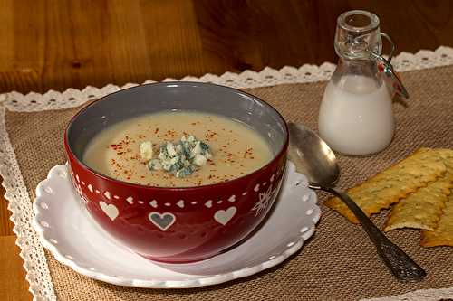 Velouté de céleri rave au lait de coco et roquefort