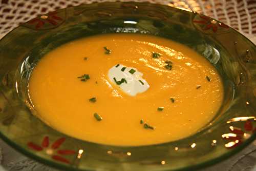 Velouté de courge et sa quenelle de crème fraîche