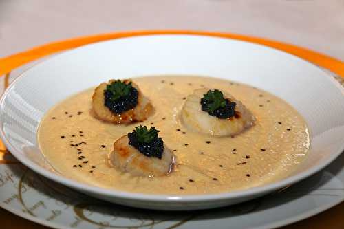 Velouté de navet boule d'or au foie gras et noix de St-Jacques, sel noir d'Hawaii